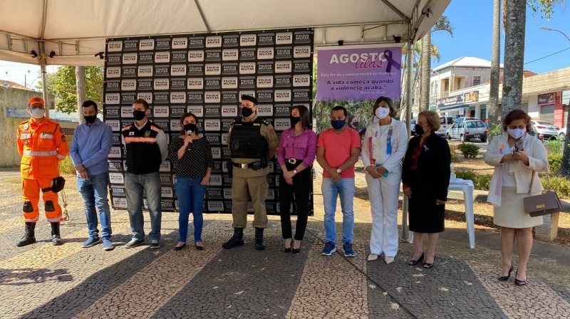 A fim de conseguir maior mobilização e conscientização à violência doméstica contra a mulher, o 53º Batalhão da Polícia Militar, realizou na manhã de hoje (02), na praça Manoel Bonito, o lançamento da campanha Agosto Lilás.