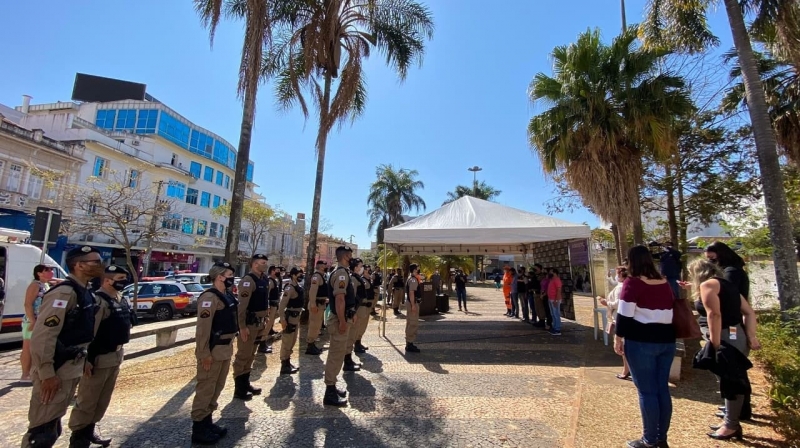 A fim de conseguir maior mobilização e conscientização à violência doméstica contra a mulher, o 53º Batalhão da Polícia Militar, realizou na manhã de hoje (02), na praça Manoel Bonito, o lançamento da campanha Agosto Lilás.