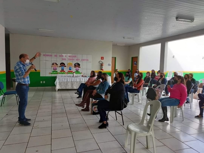 Na tarde desta quinta -feira (05), os CMEIs Lybia Vieira, Maria Belém e Wanda Pieruccetti, através de suas diretoras, promoveram um encontro de acolhimento a seus funcionários no C.M.E.I. Lybia Vieira.  O tema foi: Um convite as novas descobertas para melhorias na Educação Infantil, nesse novo normal.  O secretário de educação Gilmar Chaves representou o a administração do município - governo prefeito Renato Carvalho e vice-prefeita Maria Cecília. Gilmar acolheu a todos, ressaltando a importância de momentos como este, assim como é preciso valorizar o trabalho em equipe e a união.  A subsecretária Selma Siqueira destacou a importância da motivação e da fé.  A diretora do Departamento Infantil Marianne Andrade falou sobre acolhimento e afetividade na Educação Infantil.  Parabéns as diretoras Marilia da Silva Ramos (C.M.E.I. Lybia Vieira), Nayara Perez Carisio (C.M.E.I. Maria Belém) e Jéssica Moreira Ramos (C.M.E.I. Wanda Pieruccetti). Momentos como este fazem a diferença para a educação de qualidade.