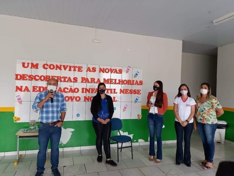 Na tarde desta quinta -feira (05), os CMEIs Lybia Vieira, Maria Belém e Wanda Pieruccetti, através de suas diretoras, promoveram um encontro de acolhimento a seus funcionários no C.M.E.I. Lybia Vieira.  O tema foi: Um convite as novas descobertas para melhorias na Educação Infantil, nesse novo normal.  O secretário de educação Gilmar Chaves representou o a administração do município - governo prefeito Renato Carvalho e vice-prefeita Maria Cecília. Gilmar acolheu a todos, ressaltando a importância de momentos como este, assim como é preciso valorizar o trabalho em equipe e a união.  A subsecretária Selma Siqueira destacou a importância da motivação e da fé.  A diretora do Departamento Infantil Marianne Andrade falou sobre acolhimento e afetividade na Educação Infantil.  Parabéns as diretoras Marilia da Silva Ramos (C.M.E.I. Lybia Vieira), Nayara Perez Carisio (C.M.E.I. Maria Belém) e Jéssica Moreira Ramos (C.M.E.I. Wanda Pieruccetti). Momentos como este fazem a diferença para a educação de qualidade.