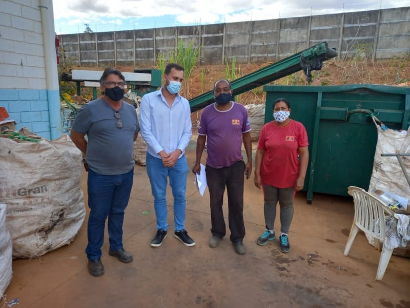 A prefeitura de Araguari por intermédio da secretaria de Meio Ambiente, realizou nesta semana uma reunião com o presidente da ARCA – Associação de Recicladores e catadores autônomos de Uberlândia, João Batista dos Passos.