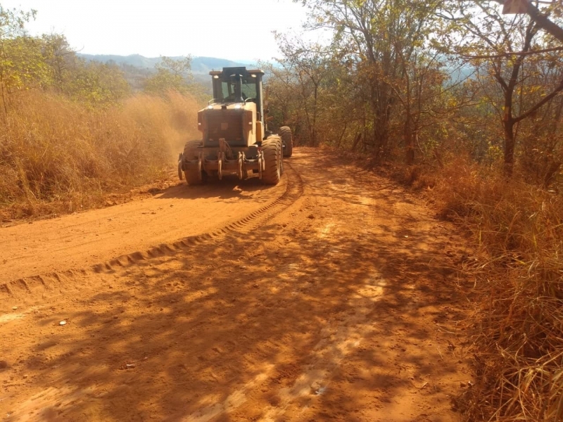 A secretaria de Obras continua o trabalho de recuperação das estradas vicinais do município de Araguari. Nesta terça-feira (17), o serviço chegou até a estrada que liga a região da Ponte Preta. Os serviços consistem em patrolagem da estrada e colocação de cascalho em pontos necessários. A obra atende aos pedidos das comunidades da serra da Ponte Preta e do Rola Cavalo.  Os usuários da estrada devem ter cuidado ao trafegar pelo local devido à presença de maquinário na execução dos serviços.