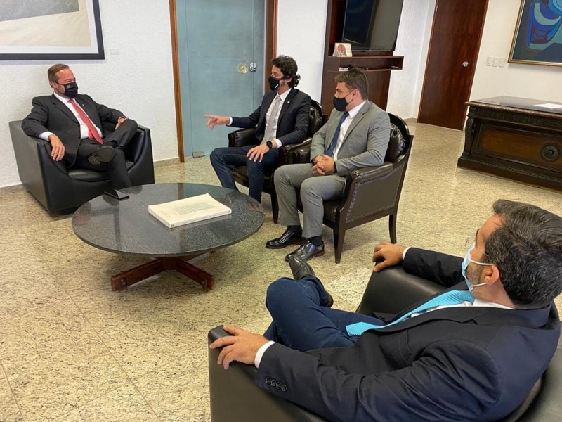 Em uma visita à Capital Federal, a convite do deputado estadual Doorgal Andrada, o prefeito Renato Carvalho acompanhado do secretário de Esportes, Wesley Lucas, conseguiu através da gestão do deputado, um milhão de reais dividido em R$600 mil reais para infraestrutura, no Ministério do Desenvolvimento Regional e R$400 mil reais para maquinários, no Ministério da Agricultura.