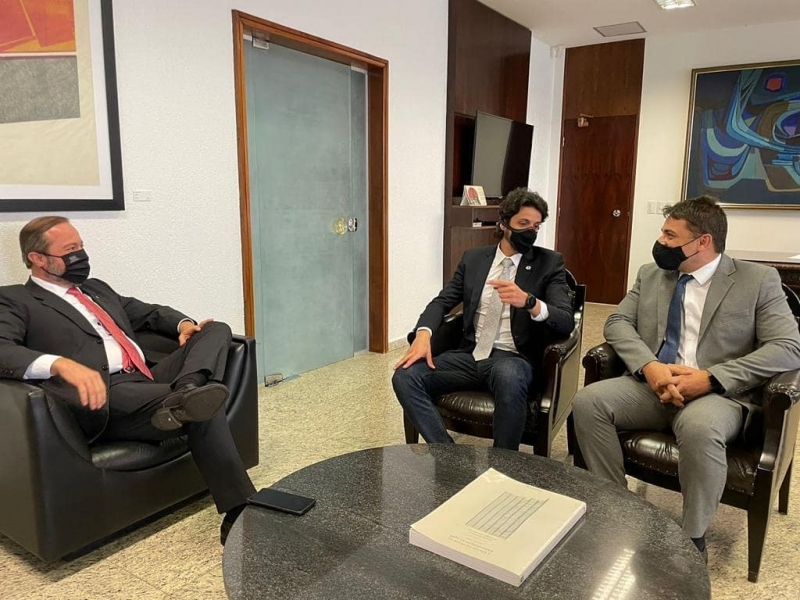 Em uma visita à Capital Federal, a convite do deputado estadual Doorgal Andrada, o prefeito Renato Carvalho acompanhado do secretário de Esportes, Wesley Lucas, conseguiu através da gestão do deputado, um milhão de reais dividido em R$600 mil reais para infraestrutura, no Ministério do Desenvolvimento Regional e R$400 mil reais para maquinários, no Ministério da Agricultura.