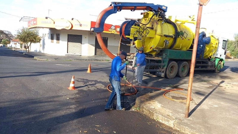 A secretaria de Obras acompanha todos os dias o trabalho da empresa responsável pela desobstrução dos bueiros em Araguari. Os serviços estão sendo levados aos bairros e região central da cidade.