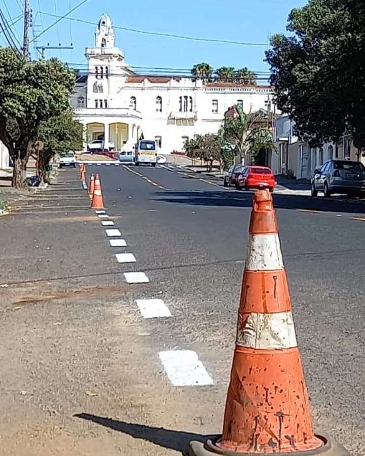 A melhoria na sinalização de solo está a cada dia mais visível em Araguari. Com o serviço realizado, a prefeitura de Araguari através da Secretaria de Trânsito, Transporte e Mobilidade Urbana, revitalizou várias vias centrais e nos bairros de Araguari.