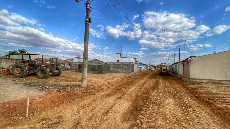 O que antes era um “beco”, segundo os moradores da vizinhança, agora já está ganhando cara de rua. É isso mesmo, é a rua José Alves de Oliveira – antiga 6A no bairro Independência. A via é importante por ligar as ruas Ventania, avenida Miguel Assad Debs e rua Alvorada. Os operários e máquinas estão no local e trabalhando sem parar para que a obra seja entregue o mais breve possível. Segundo o prefeito Renato Carvalho, o maior compromisso desse governo é fazer o melhor para a nossa cidade e para nossa gente.