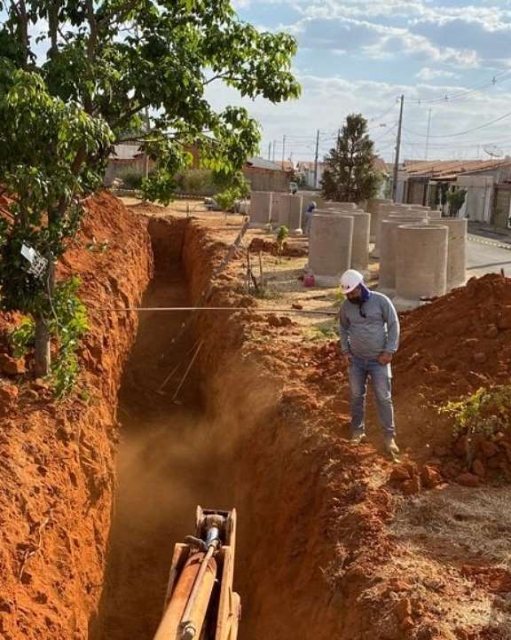 Após dez anos sofrendo com a falta de drenagem eficaz para o escoamento das águas das chuvas, o bairro Madri tem as obras iniciadas pela atual administração e já em ritmo acelerado. A secretaria de Obras deu início às obras de drenagem das ruas A2 e Maria das Dores Peixoto Farias.