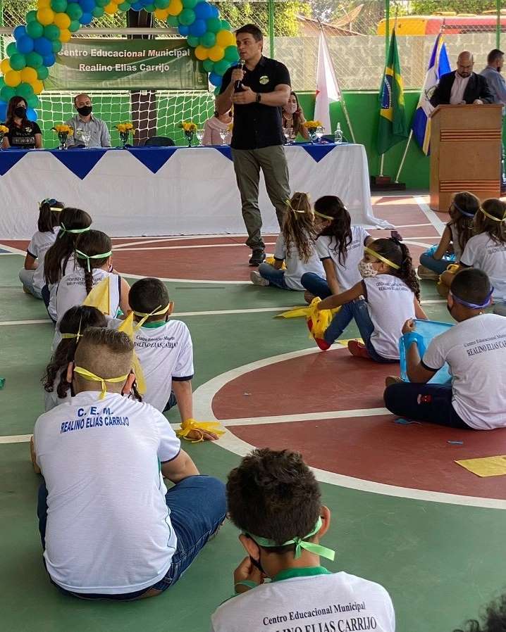 O Centro Educacional Municipal Rialino Elias Carrijo, localizado no distrito de Amanhece, proporcionou um momento festivo na manhã desta sexta-feira (27), com a inauguração da nova quadra esportiva e reforma da unidade.