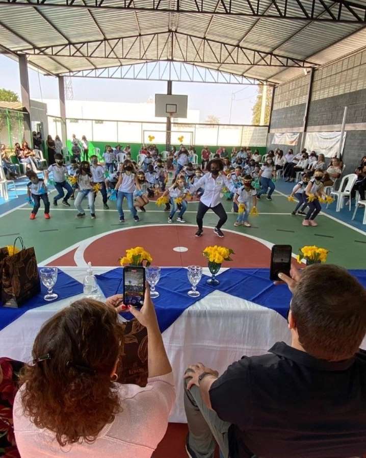 O Centro Educacional Municipal Rialino Elias Carrijo, localizado no distrito de Amanhece, proporcionou um momento festivo na manhã desta sexta-feira (27), com a inauguração da nova quadra esportiva e reforma da unidade.