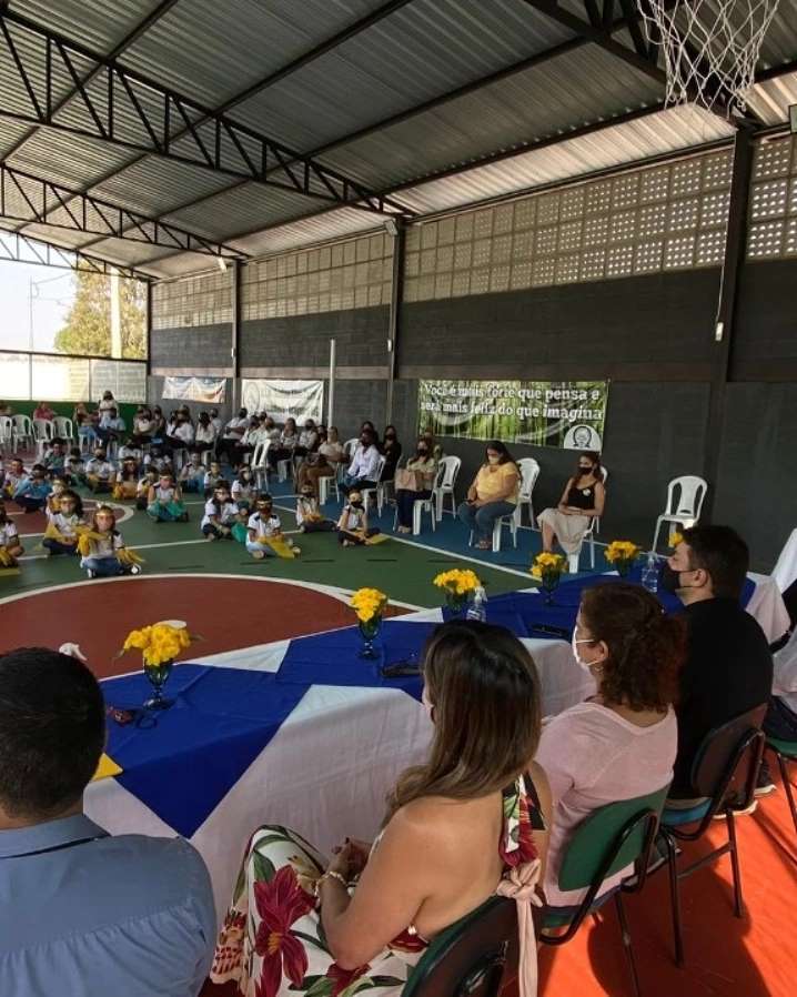 O Centro Educacional Municipal Rialino Elias Carrijo, localizado no distrito de Amanhece, proporcionou um momento festivo na manhã desta sexta-feira (27), com a inauguração da nova quadra esportiva e reforma da unidade.