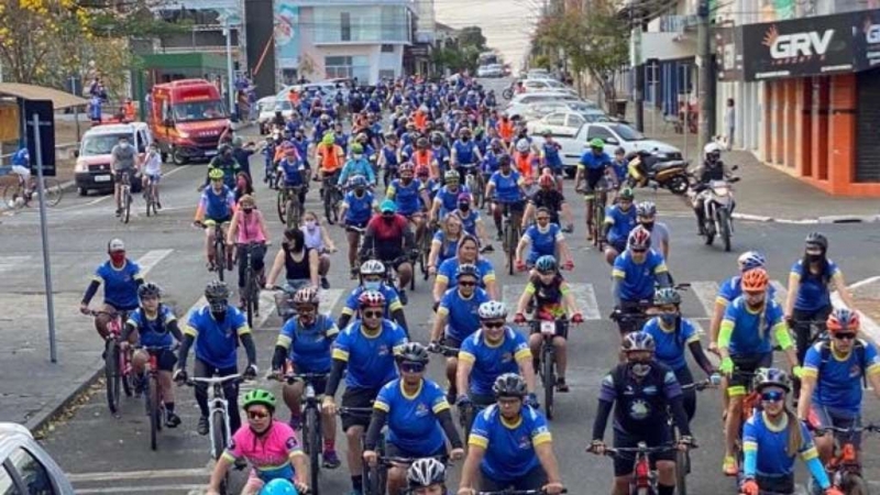 Mais de 600 ciclistas de todas as idades acordaram cedo na manhã deste sábado (28) comemorar os 133 anos de Araguari pedalando!
