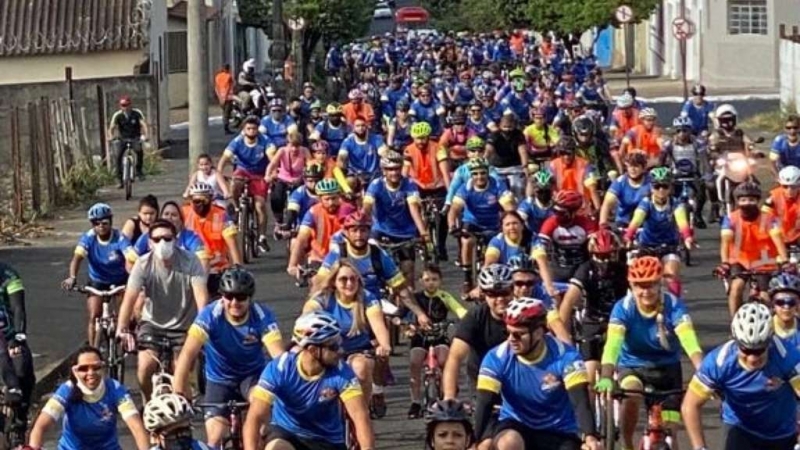 Mais de 600 ciclistas de todas as idades acordaram cedo na manhã deste sábado (28) comemorar os 133 anos de Araguari pedalando!