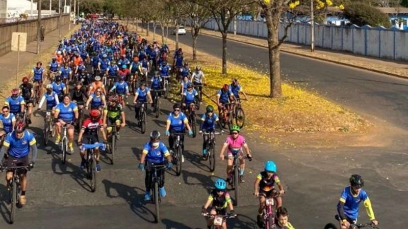 Mais de 600 ciclistas de todas as idades acordaram cedo na manhã deste sábado (28) comemorar os 133 anos de Araguari pedalando!