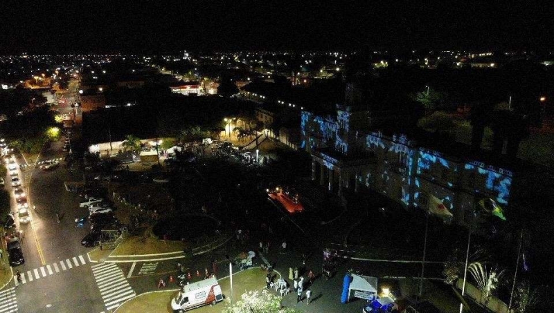 Para encerrar as comemorações dos 133 anos de Araguari, o Palácio dos Ferroviários recebeu, na noite deste sábado, 28, Orquestra Musical Otone, que embalou a população presente com clássicos da música nacional e internacional em apresentação emocionante.