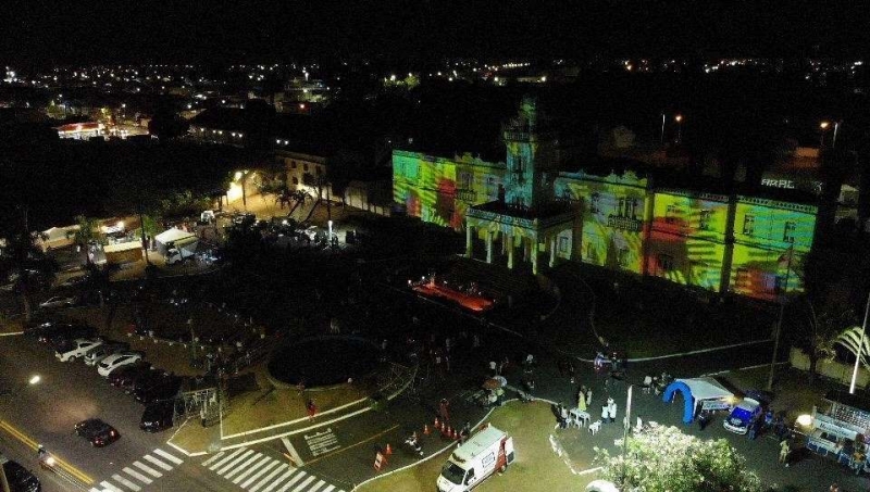 Para encerrar as comemorações dos 133 anos de Araguari, o Palácio dos Ferroviários recebeu, na noite deste sábado, 28, Orquestra Musical Otone, que embalou a população presente com clássicos da música nacional e internacional em apresentação emocionante.