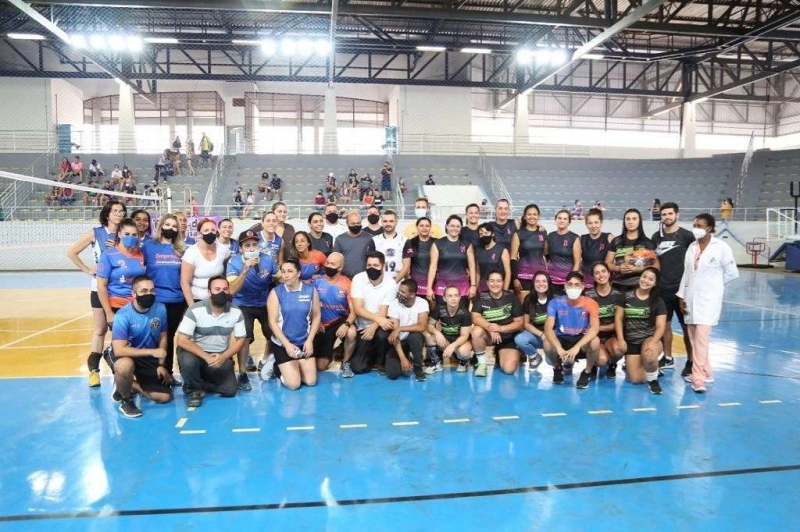 O ginásio Poliesportivo General Mário Brum Negreiros esteve movimentado no sábado e domingo com a realização do 1º Campeonato Indoor de Vôlei Feminino. O evento também fez parte das comemorações do aniversário de Araguari.