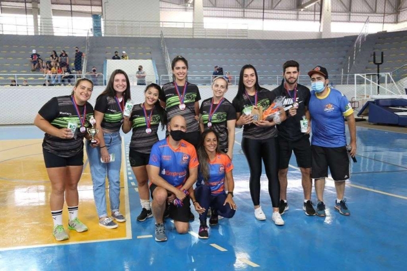 O ginásio Poliesportivo General Mário Brum Negreiros esteve movimentado no sábado e domingo com a realização do 1º Campeonato Indoor de Vôlei Feminino. O evento também fez parte das comemorações do aniversário de Araguari.