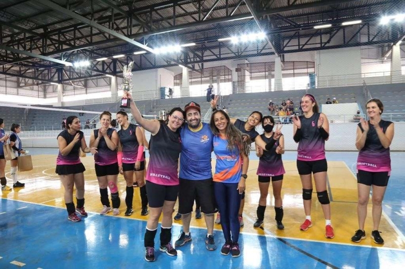 O ginásio Poliesportivo General Mário Brum Negreiros esteve movimentado no sábado e domingo com a realização do 1º Campeonato Indoor de Vôlei Feminino. O evento também fez parte das comemorações do aniversário de Araguari.