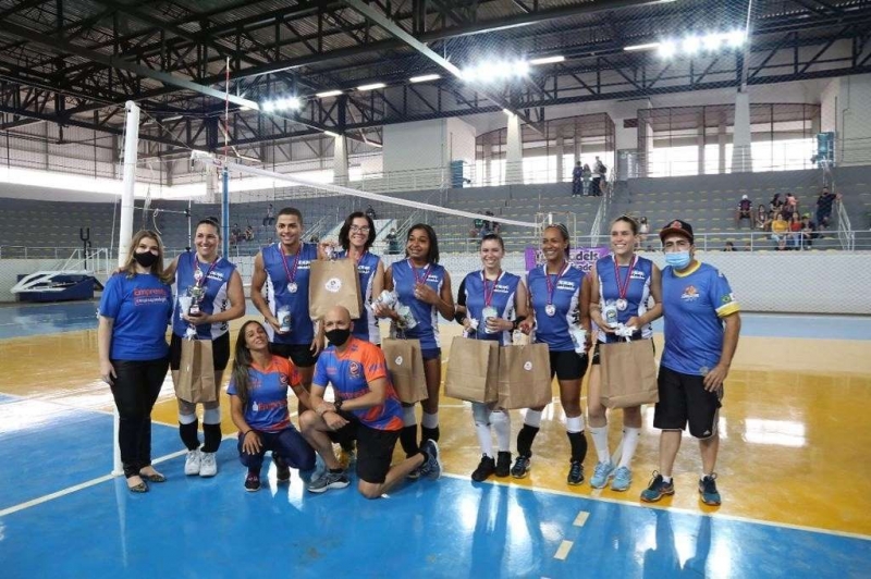 O ginásio Poliesportivo General Mário Brum Negreiros esteve movimentado no sábado e domingo com a realização do 1º Campeonato Indoor de Vôlei Feminino. O evento também fez parte das comemorações do aniversário de Araguari.