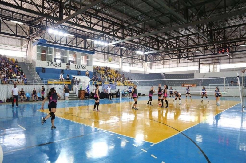 O ginásio Poliesportivo General Mário Brum Negreiros esteve movimentado no sábado e domingo com a realização do 1º Campeonato Indoor de Vôlei Feminino. O evento também fez parte das comemorações do aniversário de Araguari.