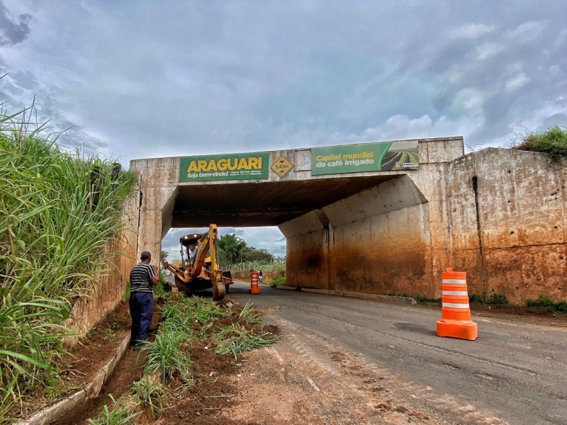 A secretaria de Serviços Urbanos com apoio da secretaria de Obras, realizou nesta terça-feira (30), a limpeza dos canais de drenagem junto ao viaduto da linha férrea, na MG-223, saída para Caldas Novas.