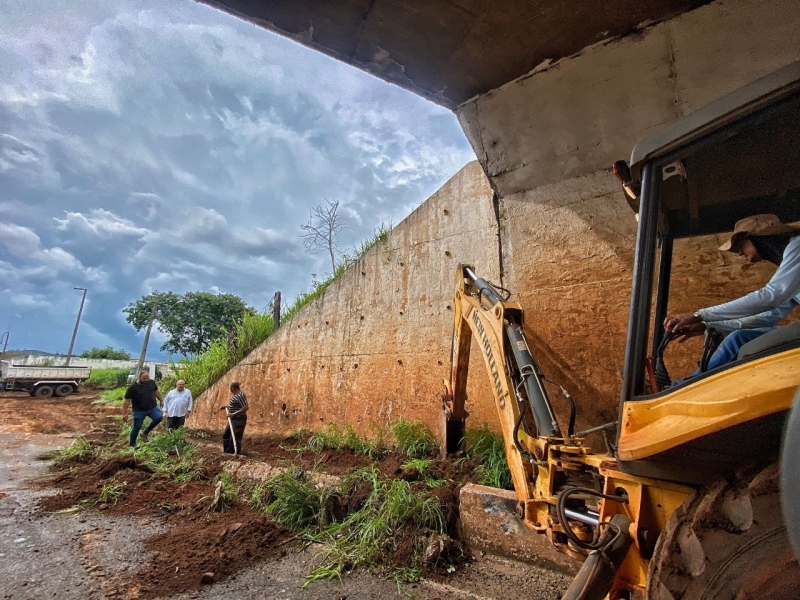 A secretaria de Serviços Urbanos com apoio da secretaria de Obras, realizou nesta terça-feira (30), a limpeza dos canais de drenagem junto ao viaduto da linha férrea, na MG-223, saída para Caldas Novas.