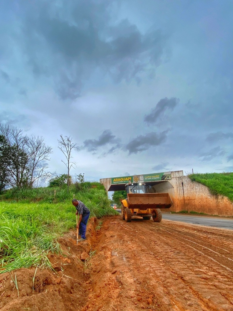 A secretaria de Serviços Urbanos com apoio da secretaria de Obras, realizou nesta terça-feira (30), a limpeza dos canais de drenagem junto ao viaduto da linha férrea, na MG-223, saída para Caldas Novas.