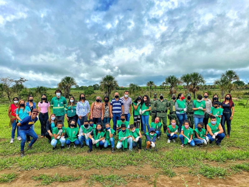 Em mais uma ação protegendo, preservando e recuperando o meio-ambiente, a prefeitura de Araguari efetuou o plantio de mais de 200 mudas na nascente da represa das Araras.