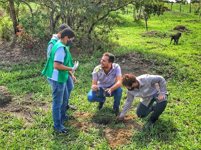 Em mais uma ação protegendo, preservando e recuperando o meio-ambiente, a prefeitura de Araguari efetuou o plantio de mais de 200 mudas na nascente da represa das Araras.