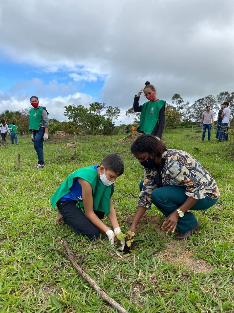 Em mais uma ação protegendo, preservando e recuperando o meio-ambiente, a prefeitura de Araguari efetuou o plantio de mais de 200 mudas na nascente da represa das Araras.