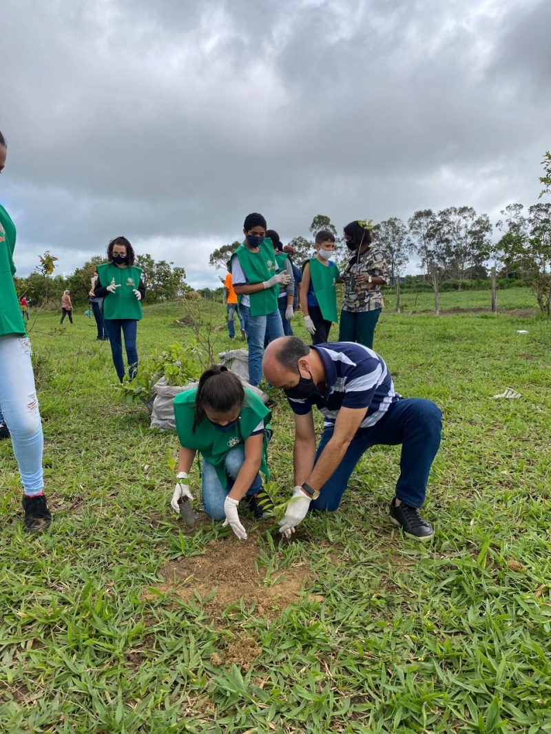 Em mais uma ação protegendo, preservando e recuperando o meio-ambiente, a prefeitura de Araguari efetuou o plantio de mais de 200 mudas na nascente da represa das Araras.