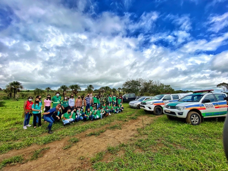 Em mais uma ação protegendo, preservando e recuperando o meio-ambiente, a prefeitura de Araguari efetuou o plantio de mais de 200 mudas na nascente da represa das Araras.