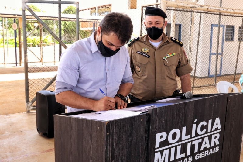 O prefeito Renato Carvalho participou na manhã desta quinta-feira (2), do evento de sanção  de doações de imóveis para ampliação do Colégio Tiradentes Rainha da Paz da Polícia Militar.