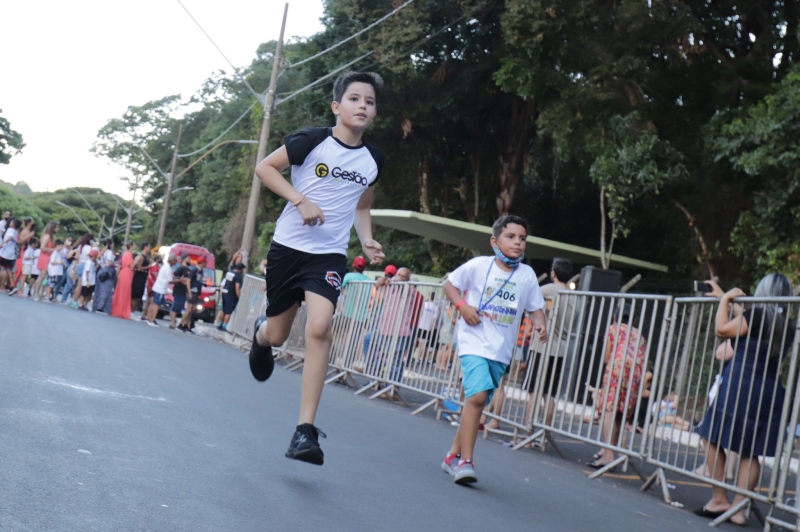 Com sucesso de participação e público, a Prefeitura de Araguari, através da Secretaria de Políticas Sobre Drogas realizou no sábado (3), em frente ao Bosque John Kennedy, a “Maratoninha Viva Livre, Araguari sem Drogas 2021”.