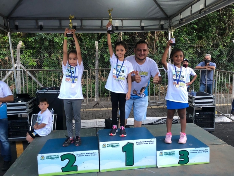 Com sucesso de participação e público, a Prefeitura de Araguari, através da Secretaria de Políticas Sobre Drogas realizou no sábado (3), em frente ao Bosque John Kennedy, a “Maratoninha Viva Livre, Araguari sem Drogas 2021”.