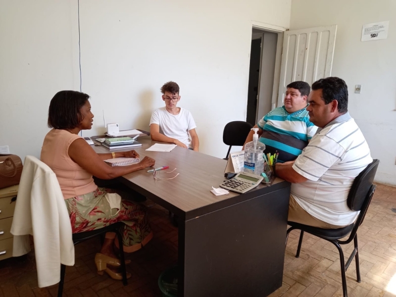 Aconteceu nesta quarta-feira (8), uma reunião com a presença da secretária de Agricultura, Waldeni Maria de Assis, diretor do Serviço de Inspeção Municipal – SIM, Nathan Costa Souza, juntamente com o vereador Rodrigo Costa Ferreira e o empresário Flávio Reis Silva, proprietário do estabelecimento Espeto Mania, empresa registrada junto ao SIM.