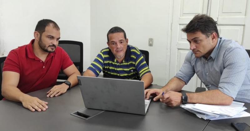 Após uma grande força-tarefa entre o Executivo e o Legislativo, foi aprovado o projeto de Lei que permite o aumento salarial e contratações de novos médicos para atender a Atenção Primária e Secundária do município.