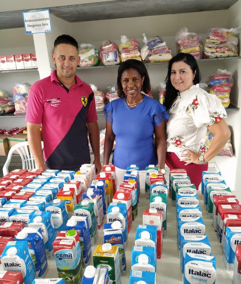 O banco de Alimentos de Araguari recebeu na tarde desta segunda-feira (13) noventa litros de leite, produto da arrecadação do evento “Moto Fest” realizado pelo coordenador Patrick com apoio do secretário do esporte Wesley Lucas.