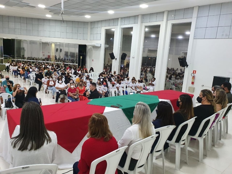 A prefeitura de Araguari por meio da secretaria de Educação em conjunto com o departamento Pedagógico, promoveu na noite de terça-feira (14), um Seminário para a certificação dos educadores que concluíram a Formação Continuada para professores da Rede Municipal de Ensino – “BNCC em ação - Currículo Ativo”.