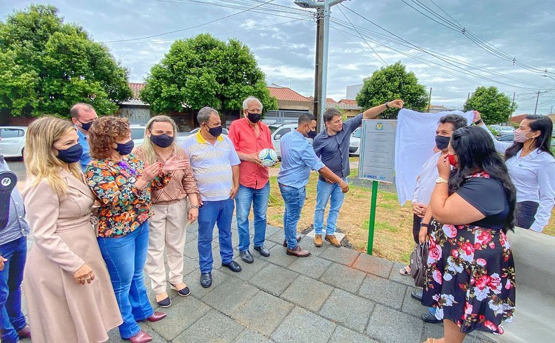 A prefeitura de Araguari através da secretaria de Desenvolvimento Econômico em parceria com a empresa VLI inaugurou na manhã desta quinta-feira (16), a Praça Maria Abadia Lopes Virgínio, no residencial Canaã, bairro Novo Horizonte.