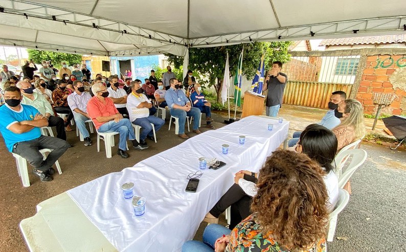A prefeitura de Araguari através da secretaria de Desenvolvimento Econômico em parceria com a empresa VLI inaugurou na manhã desta quinta-feira (16), a Praça Maria Abadia Lopes Virgínio, no residencial Canaã, bairro Novo Horizonte.