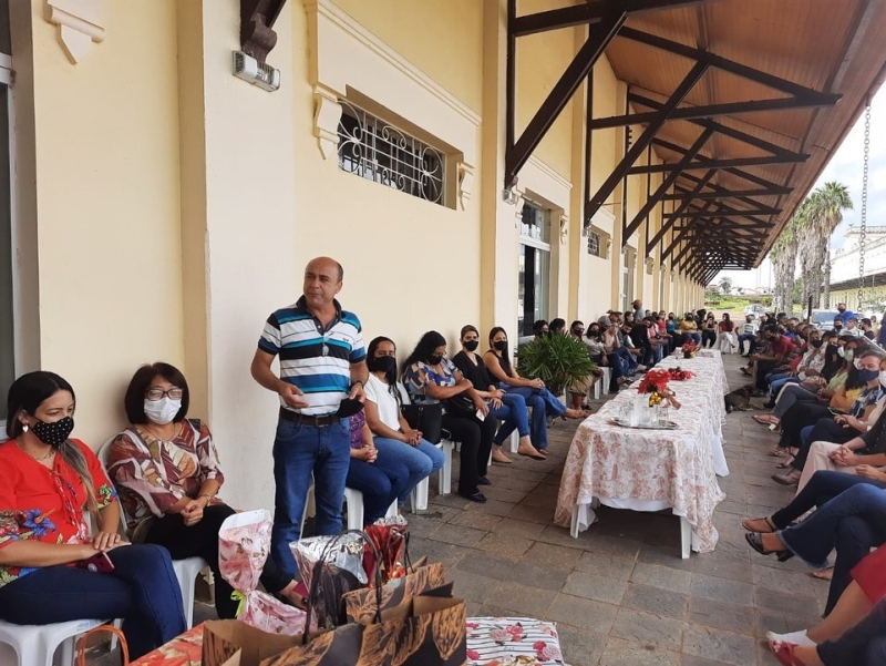 Na tarde de hoje (17), a secretaria de Educação, realizou uma confraternização para os servidores que atuam na secretaria de Educação e para as diretoras dos CEMs e CMEIs e contou com a presença do prefeito Renato Carvalho.