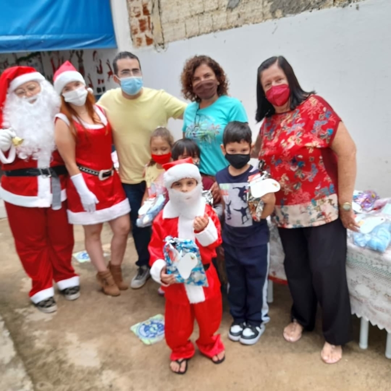 Na manhã do dia (17), o CMEI Nossa Senhora da Penha, sob direção de Maria Aparecida, em comemoração ao Natal, efetuou uma confraternizou com as crianças e colaboradores. Durante o evento regado a presentes e guloseimas, os presentes se emocionaram com apresentações das crianças e com a chegada do Papai Noel.