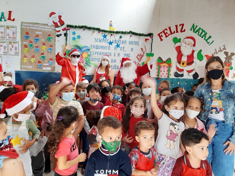 Na manhã do dia (17), o CMEI Nossa Senhora da Penha, sob direção de Maria Aparecida, em comemoração ao Natal, efetuou uma confraternizou com as crianças e colaboradores. Durante o evento regado a presentes e guloseimas, os presentes se emocionaram com apresentações das crianças e com a chegada do Papai Noel.