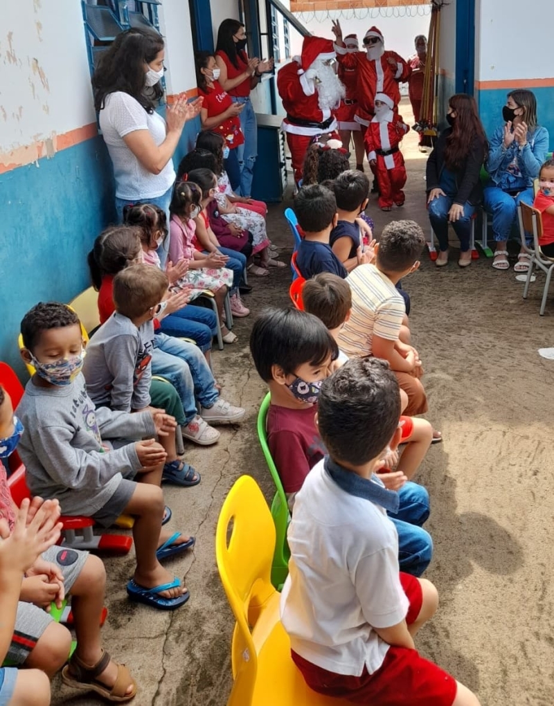 Na manhã do dia (17), o CMEI Nossa Senhora da Penha, sob direção de Maria Aparecida, em comemoração ao Natal, efetuou uma confraternizou com as crianças e colaboradores. Durante o evento regado a presentes e guloseimas, os presentes se emocionaram com apresentações das crianças e com a chegada do Papai Noel.