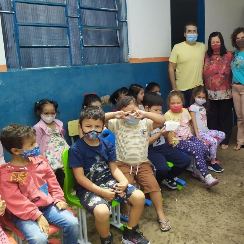 Na manhã do dia (17), o CMEI Nossa Senhora da Penha, sob direção de Maria Aparecida, em comemoração ao Natal, efetuou uma confraternizou com as crianças e colaboradores. Durante o evento regado a presentes e guloseimas, os presentes se emocionaram com apresentações das crianças e com a chegada do Papai Noel.