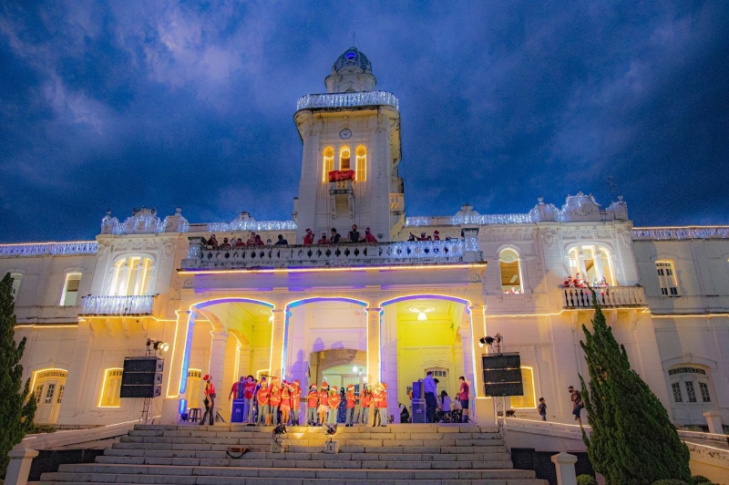 A prefeitura de Araguari através da secretaria de Desenvolvimento Econômico e Turismo, com apoio da secretaria de Educação, da fundação Araguarina de Educação e Cultura e com a Vereadora Eunice Maria Mendes realizou na noite de deste domingo o evento “Janelas Cantantes”.