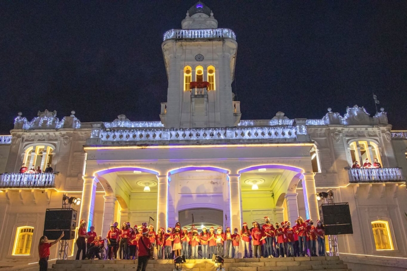 A prefeitura de Araguari através da secretaria de Desenvolvimento Econômico e Turismo, com apoio da secretaria de Educação, da fundação Araguarina de Educação e Cultura e com a Vereadora Eunice Maria Mendes realizou na noite de deste domingo o evento “Janelas Cantantes”.