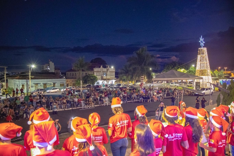 A prefeitura de Araguari através da secretaria de Desenvolvimento Econômico e Turismo, com apoio da secretaria de Educação, da fundação Araguarina de Educação e Cultura e com a Vereadora Eunice Maria Mendes realizou na noite de deste domingo o evento “Janelas Cantantes”.